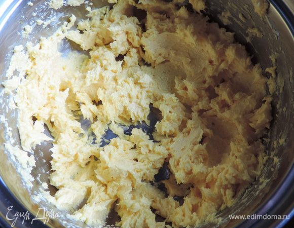 Размягченный маргарин взбиваем с сахаром и желтками до кремообразного состояния. Кстати, маргарин можно с легкостью заменить сливочным маслом.