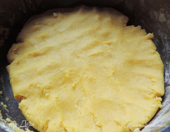 Добавляем муку и быстро замешиваем мягкое тесто. оно будет очень жирным и немного липнущим к рукам. Отправляем его в холодильник на пару часиков отдохнуть и вылежаться.