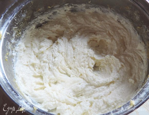 Перед планируемой выпечкой займемся начинкой. Размягченное сливочное масло взбиваем с сахаром до кремообразного состояния. Достаточно, чтоб масло посветлело и увеличилось в объеме. Не пытайтесь добиться, чтоб сахар полностью растворился.