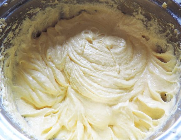 Теперь добавляем яйца и взбиваем до получения однородной кремообразной массы. Сахар к этому моменту уже почти полностью растворится.