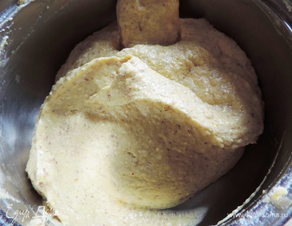 Теперь нам надо добавить к яично-масляному крему молотый миндаль, цедру одного лимона и муку. Аккуратно перемешиваем лопаткой. Получаем воздушный ароматный и невероятно вкусный крем.