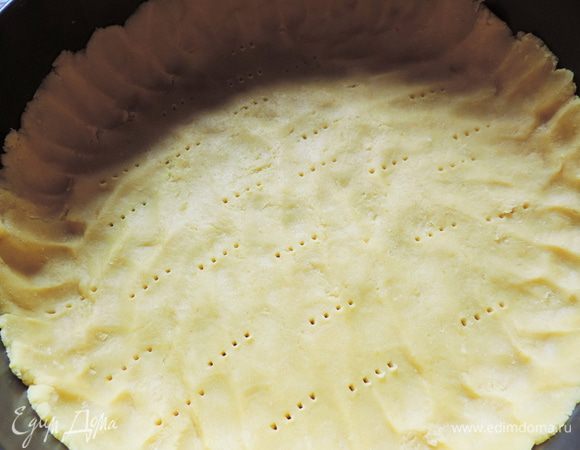 Песочное тесто распределяем по форме диаметром 24 см. Делаем бортики примерно 1,5 см. Тесто часто накалываем вилкой.