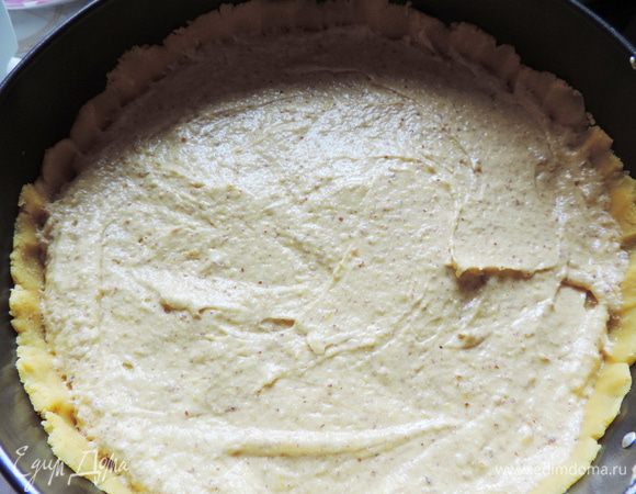 Выкладываем подготовленную начинку на песочную основу. Разравниваем.