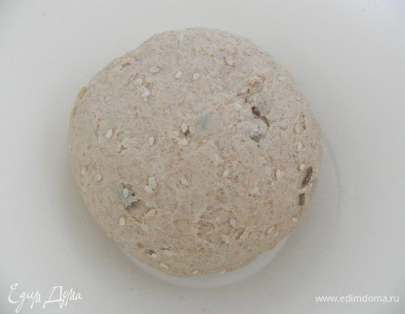 Влейте в сухую смесь разведенные дрожжи и примерно 100 мл теплой воды и замесите гладкое тесто(оно будет достаточно мягким, приятным в работе, но при этом не будет липнуть к рукам и будет хорошо держать форму).