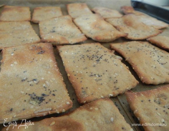 Переложите на противень и выпекайте в разогретой духовке 10-15 мин. После чего выключите огонь и оставьте противень в духовке до остывания, чтобы хлебцы хорошо подсушились.