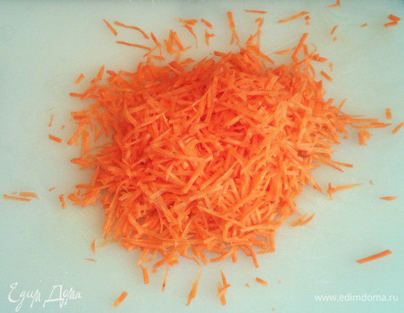Морковь натереть тонкой соломкой на терке (бернера).