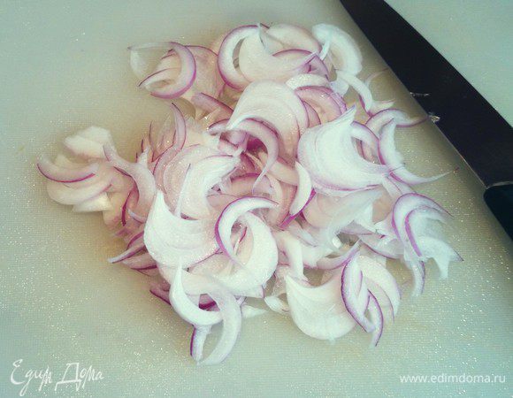 Лук нарезать полукольцами.