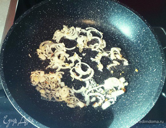  Обжарить белый лук до золотистого цвета. 