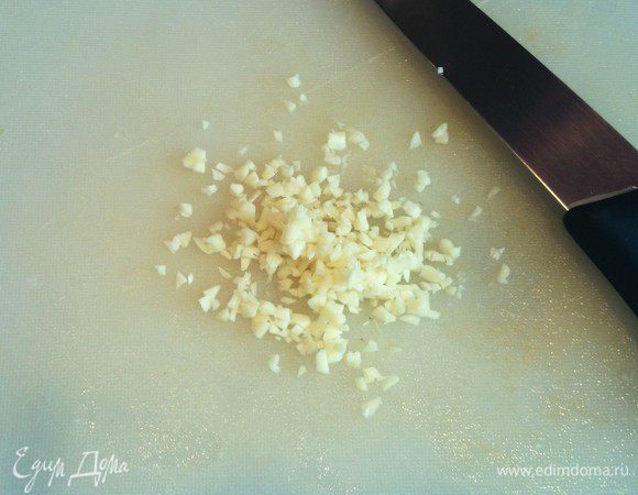 Чеснок измельчить.