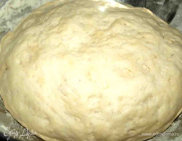 Дрожжи растворить в теплой воде, добавить соль, сахар, муку и замесить тесто. Когда тесто перестанет прилипать к рукам, оставить в миске, накрыть и поставить в теплое место на 1 час. 