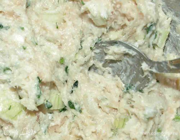 Пока тесто подходит готовим начинку. Фарш можно брать любой на ваш вкус. У меня из куриного филе. 
Лук мелко/крупно (на ваш вкус) режем и добавляем в фарш, туда же сыр измельченный на терке, фета, мелко рубленая зелень. Соль, перец по вкусу.  Все перемешиваем. Фарш можно по желанию обжарить.
