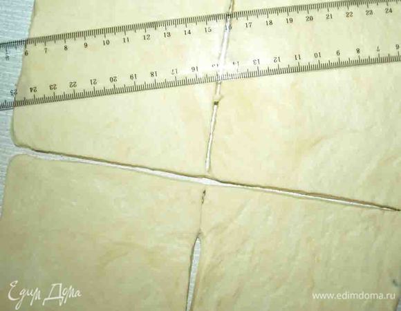 Готовое тесто разделяем на части и раскатываем. Вырезаем квадраты 10х10. Я воспользовалась линейкой. Кулинария, это целая геометрия) 
