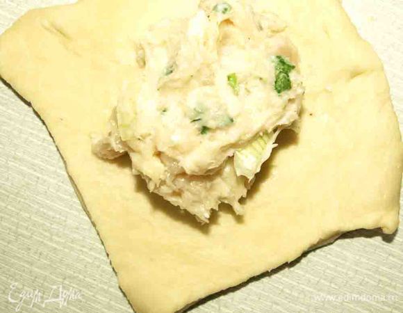 На каждый квадрат кладем столовую ложку начинки.