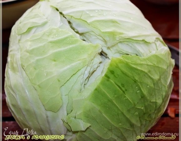Я, когда верхние листья снял, немножко поначалу расстроился. Кочан треснутый оказался. 