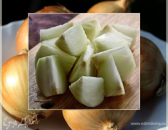 Пока тазик в сторону отставил и дальше процесс продолжил. Капуста капустой, а мне и остальные овощи подготовить надо.
С луком все просто. Почистил, да порубил на четвертушки.
