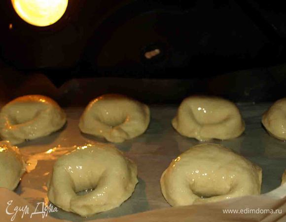 Отправляем на противень застеленный пекарской бумагой, смазываем сверху хлеб оливковым маслом и выпекаем в заранее разогретой духовке до 200 градусах 40 минут.