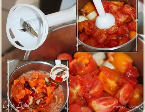 Вот вроде все и приготовил. Незаметно так…, за разговором.
Складываю в кастрюлю лук и помидоры и блендером их … блендером. Потом туда же отправляю перец и морковку и стираю все в … в общем довожу смесь до однородного состояния.
