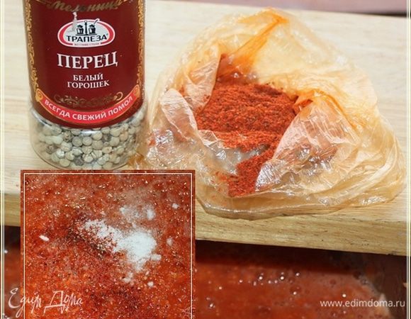 Из специй, кроме соли, только паприка душистая и немного белого перца. Он, опять-таки, больше душистый, чем острый. Впрочем, специи и приправы – дело сугубо личное.