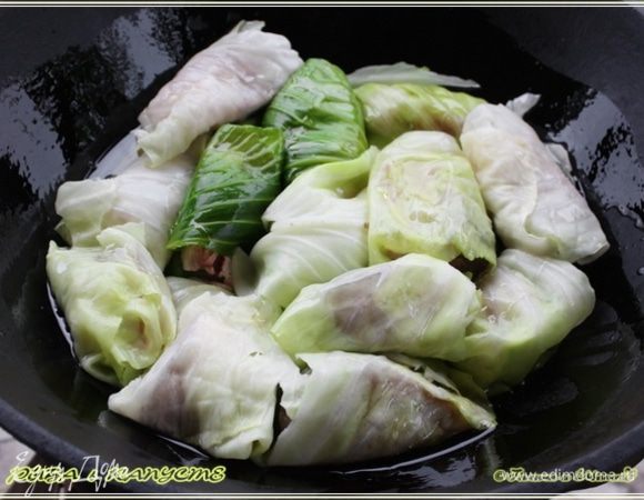 И заворотки эти укладываем в казан. Не так, чтобы плотно, но стараясь, зазоры поменьше делать. А потом … потом не пожалейте маслица растительного. Я взял обычного подсолнечного. Оно жароустойчивое, все ж таки казан. Это вам не кастрюля и даже не сковорода.