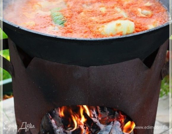 Сначала разводим сильный огонь. Пусть содержимое прогревается и закипает.