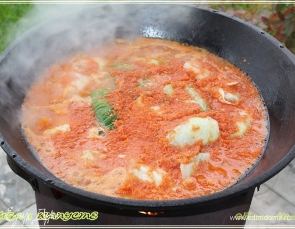 Я крышку снял, чтобы картинку вот такую сделать. А вообще сразу казан надо накрыть. Более того, вдругорядь применю пловную миску. А в этот раз … все-таки он первый, поэтому и почаще поглядывал.