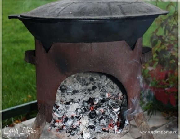 Казан опять накрываем и огонь вовсе убрать надо. Только щепочки подкидывать, чтобы угли не гасли. И так еще примерно полчасика.