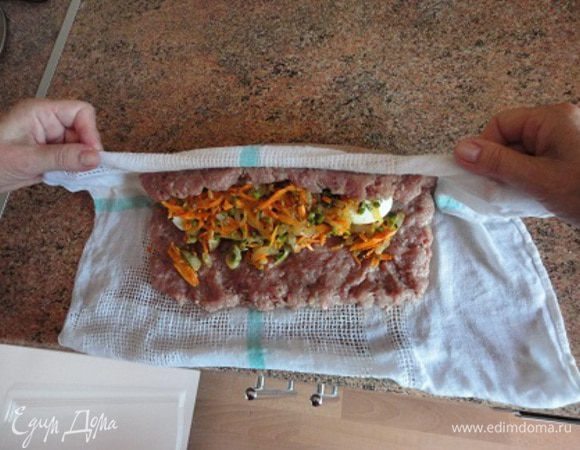 При помощи салфетки края мяса соединить, 