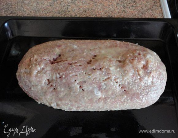 Сверху рулет смазать желтком, сделать несколько проколов и зажаривать в духовке не менее 30-35 минут при температуре 220-250 градусов.