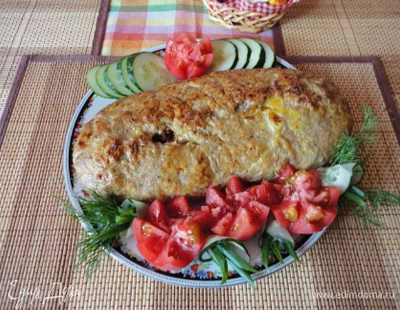 Готовый рулет слегка остудить и нарезать поперек на порционные куски. Выложить на блюдо и загарнировать свежими или консервированными овощами. Подается как холодное блюдо.