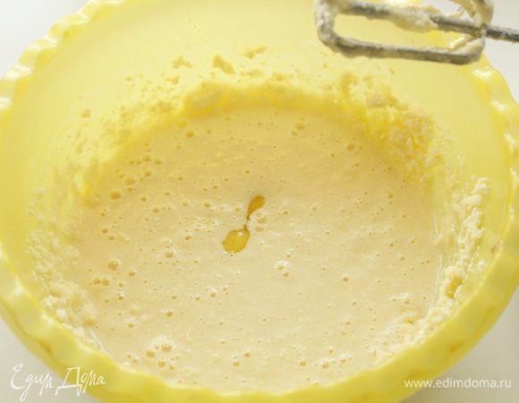 Взбить масло с сахаром, затем по одному вбивать яйца.