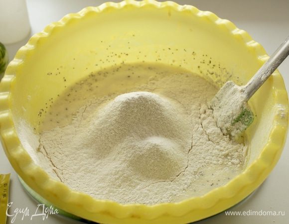  Добавить все остальные ингредиенты, затем просеять муку с разрыхлителем.