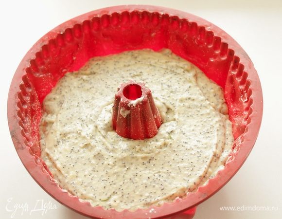 Форму для гугельхупфа смажьте сливочным маслом и слегка посыпьте мукой, равномерным тонким слоем. 
Переложите тесто в форму и поставьте её в разогретую до 180 градусов духовку примерно на 50-60 минут.
