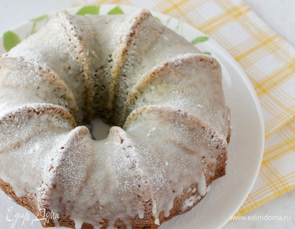 Дайте кексу постоять в форме 10-15 минут, затем выложите его на блюдо, посыпьте сахарной пудрой или сделайте глазурь.