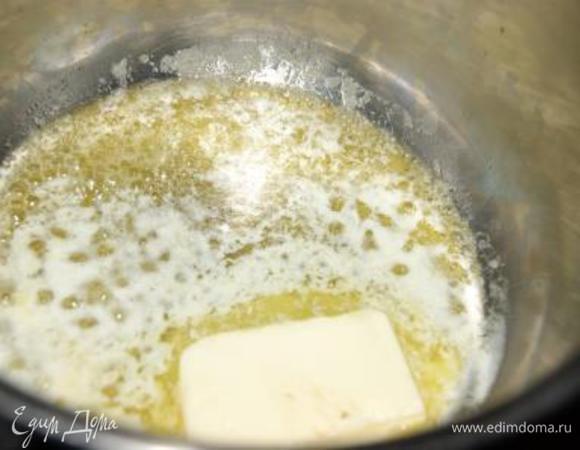 В кастрюле растопить сливочное масло.