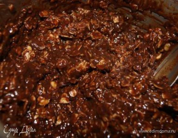 В шоколадно-арахисовую смесь добавть овсяные хлопия, тщательно перемешать.