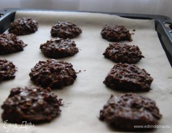 С помощью ложки выложить массу на пекарскую бумагу, оставить на 5 минут.