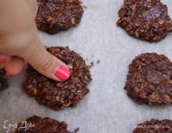 После этого сформировать большим пальцем гнезда. Дать остыть один час.