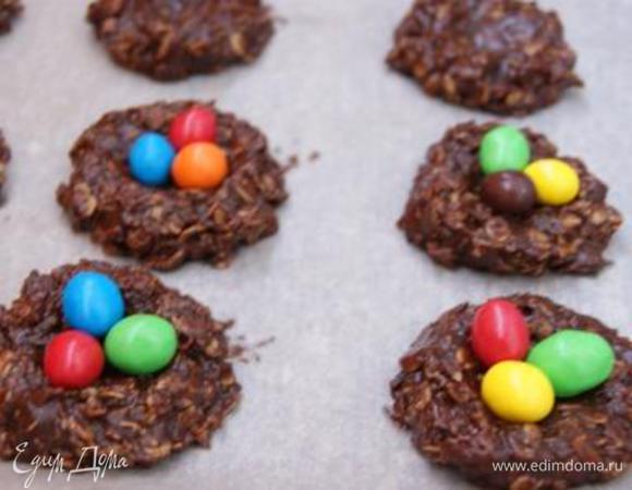 Выложить в гнезда разноцветные конфетки известной марки.