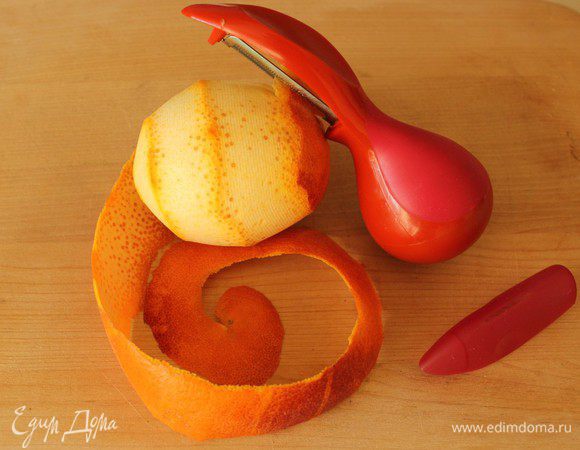 Апельсин помыть и обсушить. Снять цедру как можно тоньше... Я брала красные сицилийские апельсины, но вполне подойдут и обычные...