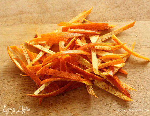 Цедру нарезать тонкой лапшой.