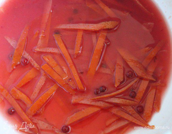 Залить цедру холодной водой, довести до кипения и варить 30 секунд. Затем воду слить, заново залить холодной водой и повторить процедуру. Это позволит избавиться от лишней горечи.  Воду слить, влить   апельсиновый сок, добавить соль, сахар и розовый перец, уварить на слабом огне в 2 раза, добавить коньяк и дать настояться под крышкой до остывания.