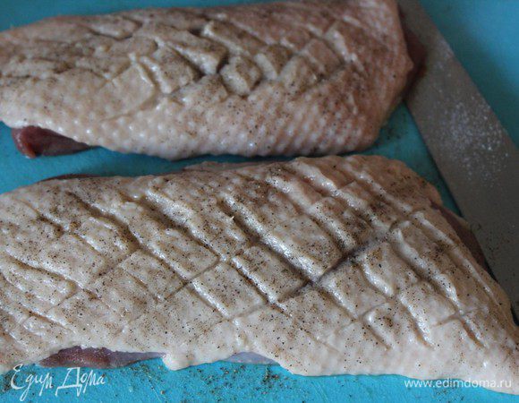 Грудки натереть солью и перцем, при помощи ножа сделать надрезы в виде сетки. Обжарить с двух сторон (сначала со стороны кожи) на хорошо разогретой сковороде по 5 минут каждую сторону.