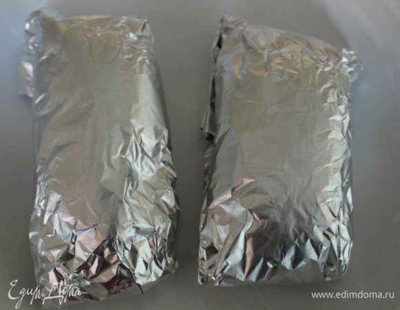 Запекать в духовке при температуре 200 градусов 15-20 минут.