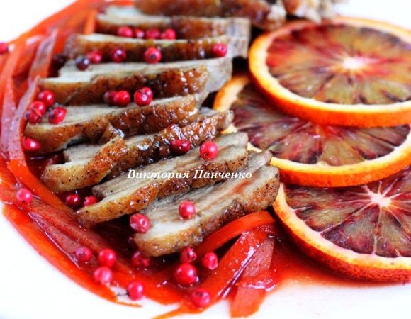 Готовую грудку порезать тонкими ломтиками, выложить на цедру и полить глазурью. Подавать с колечками апельсина. Приятного аппетита!!!