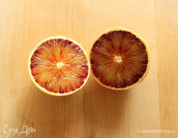 Отжать сок из обоих апельсинов