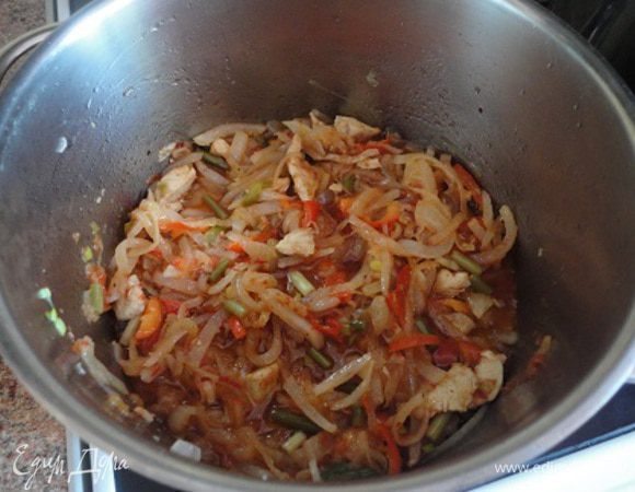 Мясо нарезать тонкими брусочками. Посолить, поперчить слегка и обжарить в горячем растительном масле (2-3 ст. ложки). Влить ½ стакана бульона или горячей воды и тушить под крышкой до готовности мяса.
Лук нашинковать полукольцами. Редьку нарезать тонкой соломкой, в дуршлаге промыть под проточной водой и дать воде стечь. Перец нарезать соломкой. Все овощи жарить отдельно, выкладывая в готовое мясо. В последнюю очередь жарить перец. В него добавить томатный сок или помидор, очищенный от кожицы и нарезанный мелкими кубиками, и тоже выложить к мясу.
