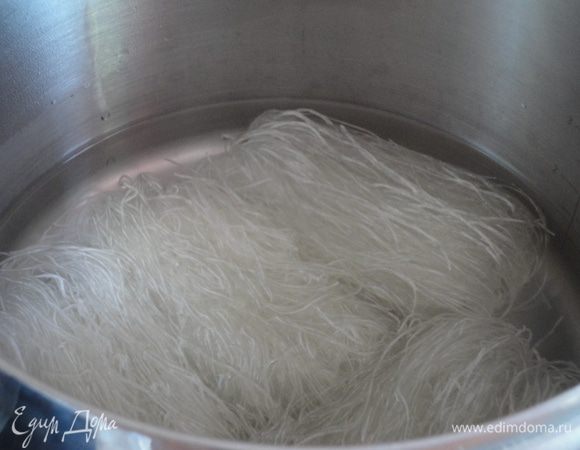 Фунчозу опустить в кипящую подсоленную воду и варить при сильном кипении 7-10 минут. Отбросить на мелкий дуршлаг и залить холодной водой. 