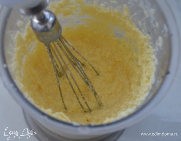 Мягкое масло взбить с сахаром добела, добавить молоко, яйцо и еще раз взбить.