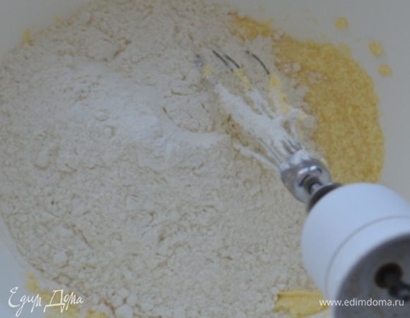 Просеять муку с разрыхлителем и замесить мягкое тесто.