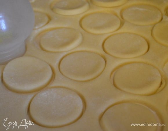 Тесто переложить на стол, присыпанный мукой и раскатать. Вырезать с помощью стакана кружки, диаметром около 5 см.